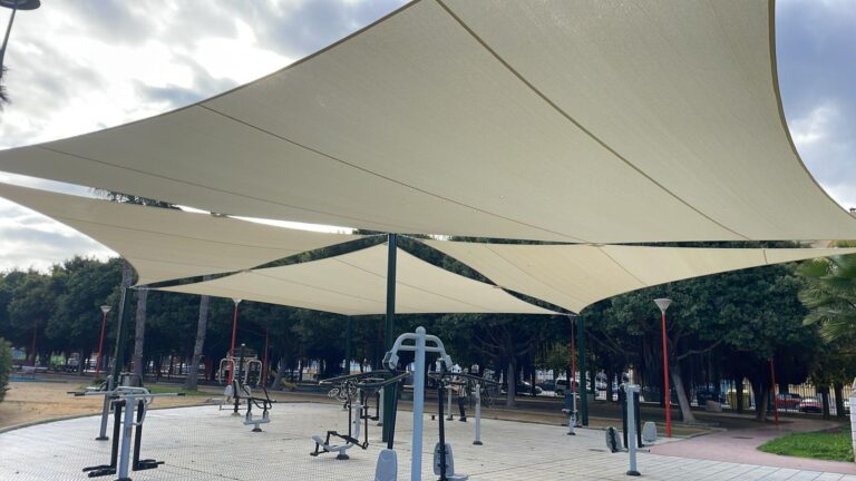 Rincón de la Victoria instala nuevos toldos en el Parque Huerta Julián