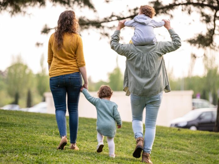 Málaga licita por 149.541 euros un servicio gratuito de cuidado de menores a domicilio para el verano, disponible de lunes a domingo entre las 7.00 y las 21.00 horas