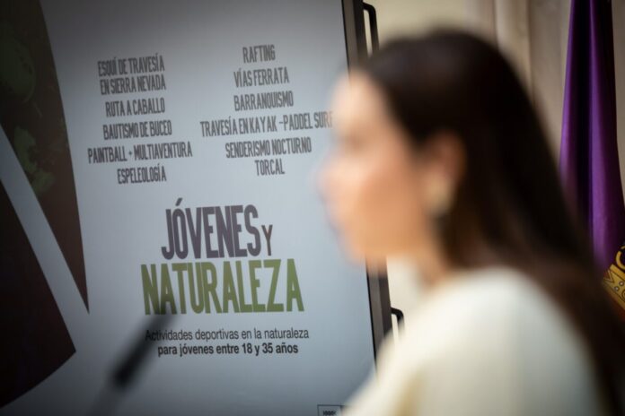 Málaga oferta 300 plazas gratuitas para jóvenes en 15 actividades de naturaleza entre marzo y noviembre, con novedades como esquí de travesía y buceo