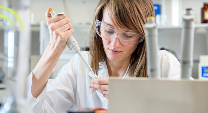 Las mujeres matriculadas en titulaciones STEM en las universidades públicas andaluzas crecen un 15,63% desde 2018 hasta alcanzar las 23.753 en el curso 2024/2025