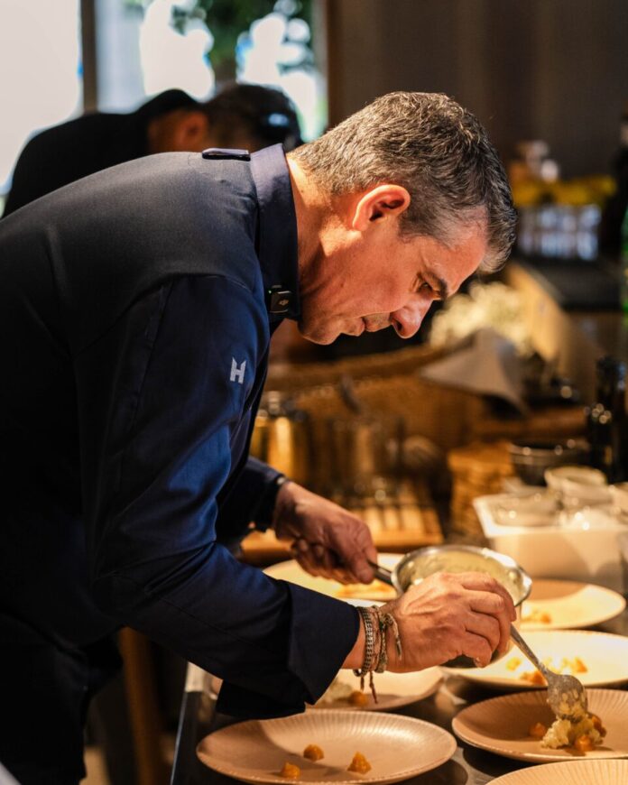 El fuego y la brasa centran la propuesta gastronómica de Malva Beach en la playa de la Rada de Estepona