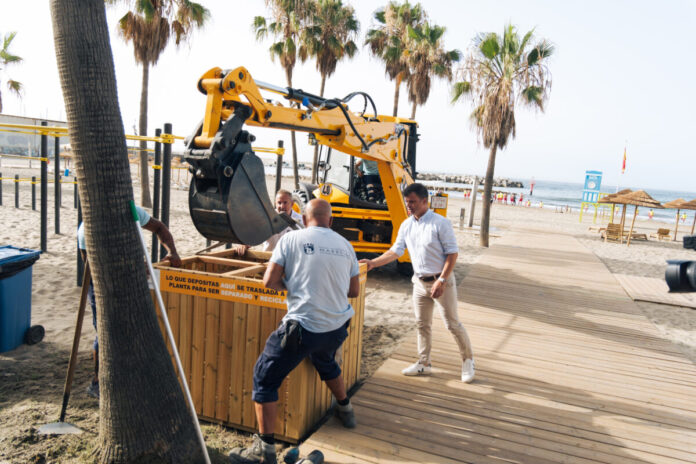 Bañistas y vecinos de Marbella estrenan un nuevo sistema de reciclaje en sus 25 playas