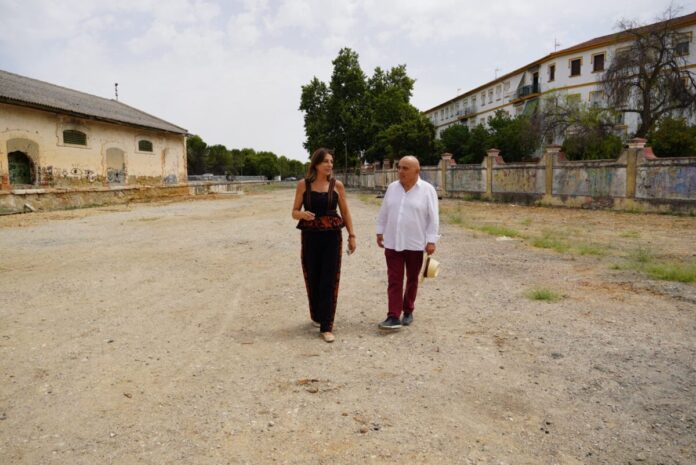 C4, neutro, estándar --- Noticias Ronda (Málaga) El Ayuntamiento de Ronda creará un nuevo aparcamiento en el centro con más de 200 plazas 15 Jul 2026 at 2:42 PM El Ayuntamiento de Ronda creará un nuevo aparcamiento en el centro con más de 200 plazas Alcanza un acuerdo con Adif para habilitar el parking en los terrenos, en desuso, junto a la estación de tren con una inversión de casi 700.000 euros La alcaldesa de Ronda, Mari Paz Fernández, ha anunciado este miércoles la creación de un nuevo aparcamiento prácticamente en el centro de la ciudad, en concreto, en los terrenos que se sitúan junto a la estación de tren y que están actualmente en desuso. Así, el Ayuntamiento ha alcanzado un acuerdo con Adif, propietaria de este suelo, para habilitar en el espacio, que cuenta con una superficie de 7.250 metros cuadrados, este parking que ofrecerá más de 200 plazas, en concreto, 207, de las que se reservarán seis para personas con movilidad reducida. Fernández, acompañada por el concejal de Urbanismo, Jesús Vázquez, subrayó que esta actuación responde a la necesidad de aparcamientos en la ciudad y, por tanto, a la demanda ciudadana. Además, esta actuación conllevará poner en valor esta zona de Ronda, que actualmente está degradada, acabando con este vacío urbano. La inversión será de casi 700.000 euros, procedentes de la Diputación de Málaga; y el plazo de ejecución, de seis meses. Los trabajos se centrarán en la limpieza y acondicionamiento del solar, la eliminación de construcciones en estado ruinoso y de restos de antiguas construcciones ferroviarias, se mejorará este entorno urbano, con la renovación de las infraestructuras, básicas; y también del acerado de la avenida de Andalucía. Del mismo modo, se ejecutará un nuevo cerramiento de seguridad respecto a las vías del tren Habrá nuevos viales interiores en el aparcamiento y recorridos peatonales; y nuevos alumbrado, red de saneamiento y de aguas pluviales, zonas verdes y de jardinería. Además, la rehabilitación del edificio dentro de esta parcela no forma parte de esta actuación. Será objeto de un proyecto independiente. “Esta zona la hemos visto tradicionalmente cerrada, con el muro de la calle Córdoba, que se eliminará. Crearemos también una zona de refugio climático pero, sobre todo, respondemos al problema del aparcamiento”, dijo Fernández, al tiempo que destacó la mejora de la movilidad, con la rotación de vehículos.