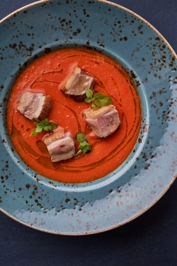 El gazpacho reúne hasta un 95% de agua, licopeno y aceite de oliva virgen extra en verano