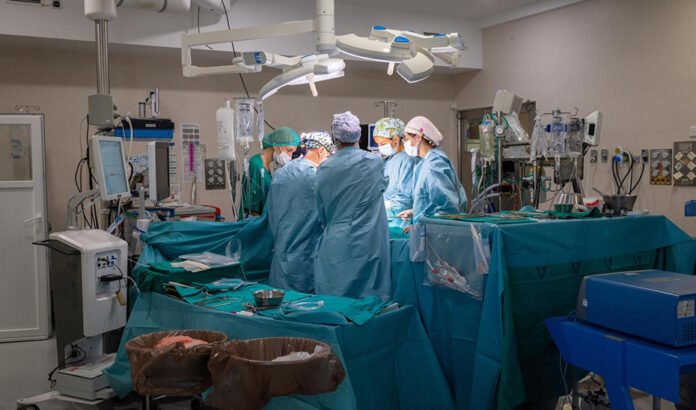 El Hospital Regional de Málaga extirpa un tumor cardíaco de 11 centímetros