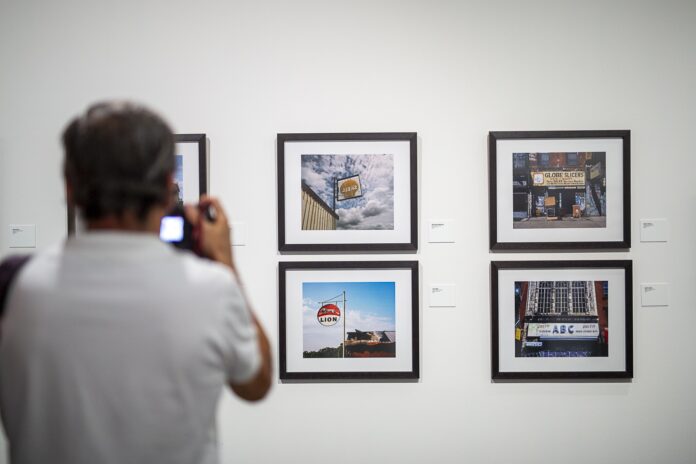 Málaga estrena en el MEET ‘Noticings’, de Patrick Sansone, con obras de 2019 a 2024
